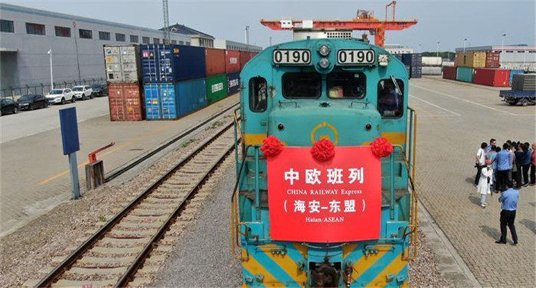 Départ du premier train de fret de la ligne Jiangsu-Hanoï