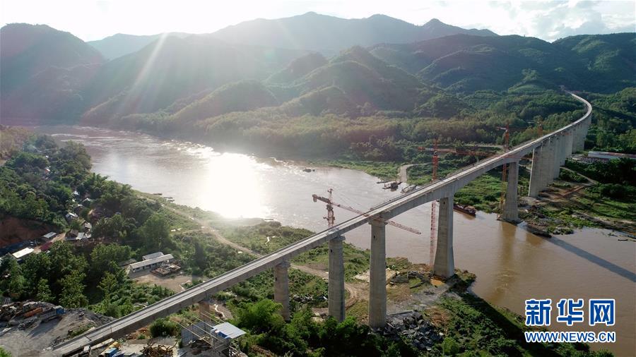 Fin de l'installation des poutres des deux ponts ferroviaires Chine-Laos sur le Mékong