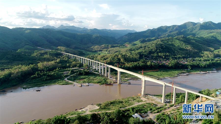 Fin de l'installation des poutres des deux ponts ferroviaires Chine-Laos sur le Mékong