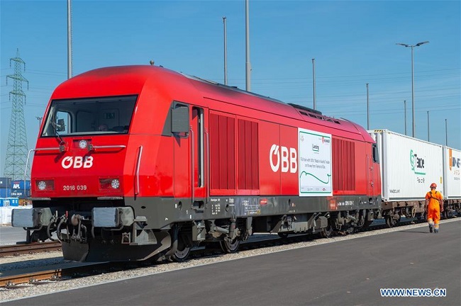    Un train chargé de marchandises fabriquées en Autriche quitte Vienne pour la Chine