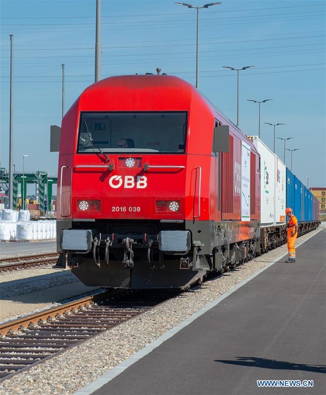    Un train chargé de marchandises fabriquées en Autriche quitte Vienne pour la Chine