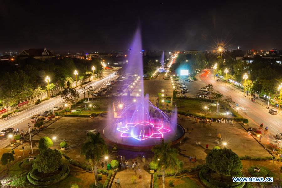 Lancement du système d'éclairage du centre-ville de la capitale laotienne avec l'aide de la Chine