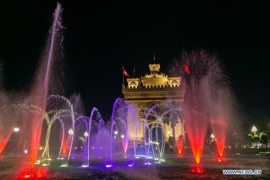 Lancement du système d'éclairage du centre-ville de la capitale laotienne avec l'aide de la Chine