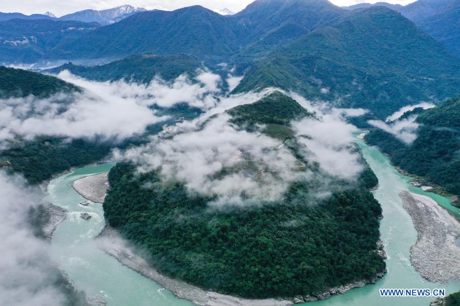 Chine : le fleuve Yarlung Zangbo au Tibet