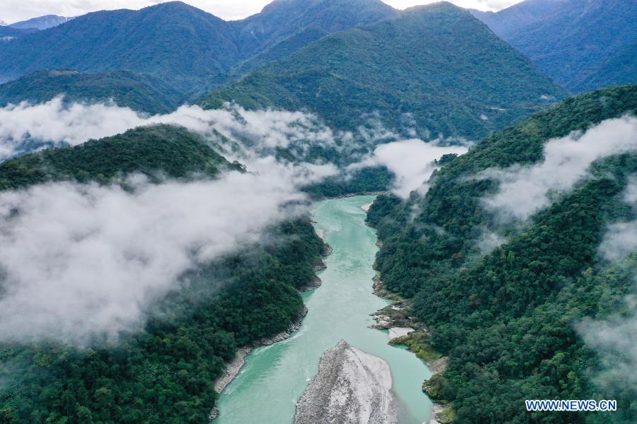 Chine : le fleuve Yarlung Zangbo au Tibet