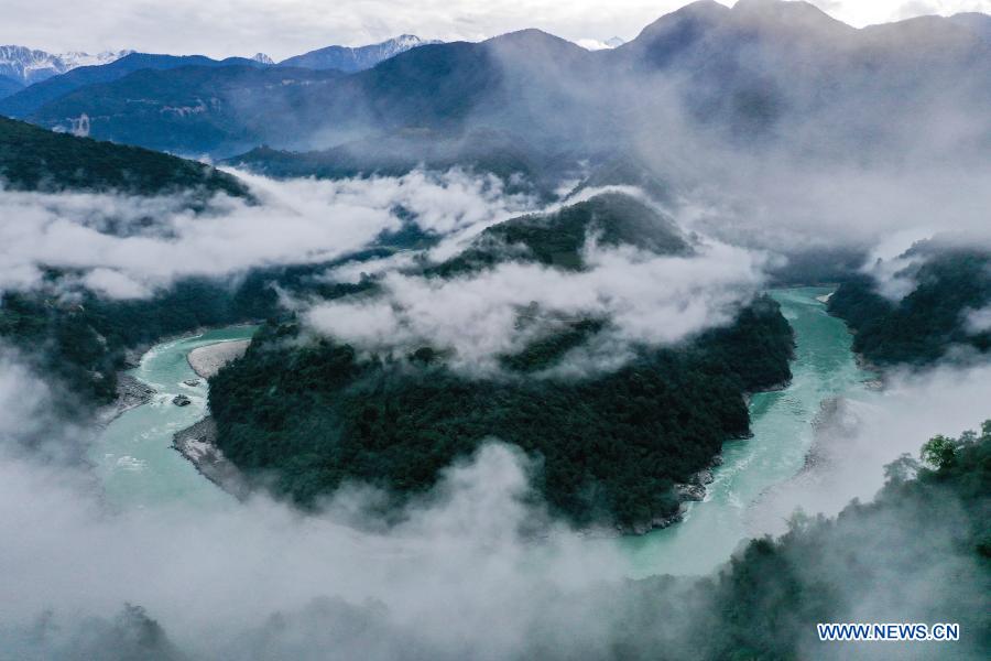 Chine : le fleuve Yarlung Zangbo au Tibet