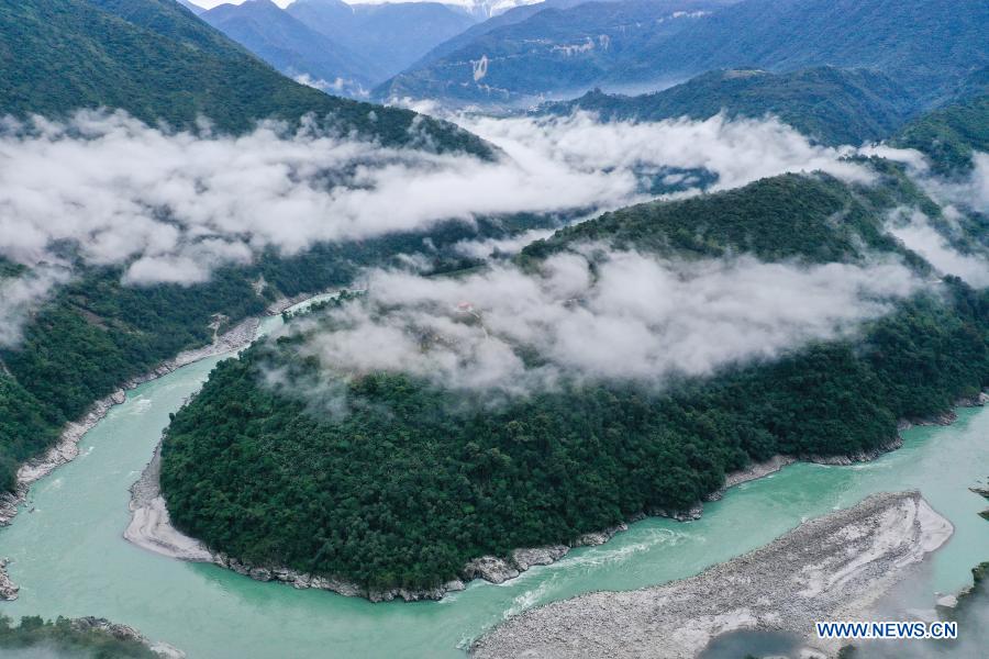 Chine : le fleuve Yarlung Zangbo au Tibet