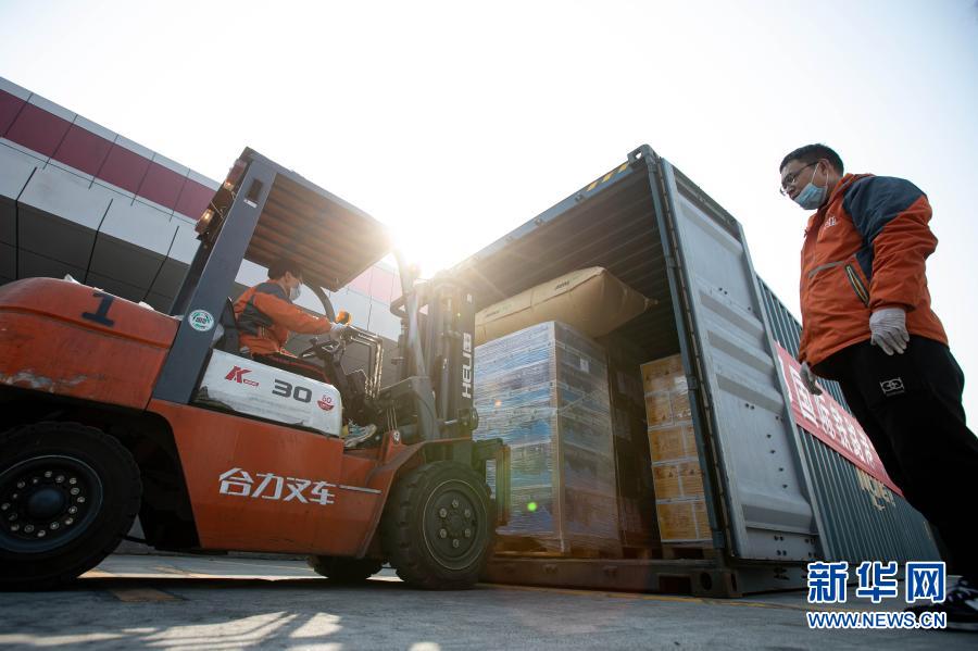 Chengdu : les produits étrangers transportés par les trains de fret Chine-Europe enrichissent le marché de la fête du Printemps