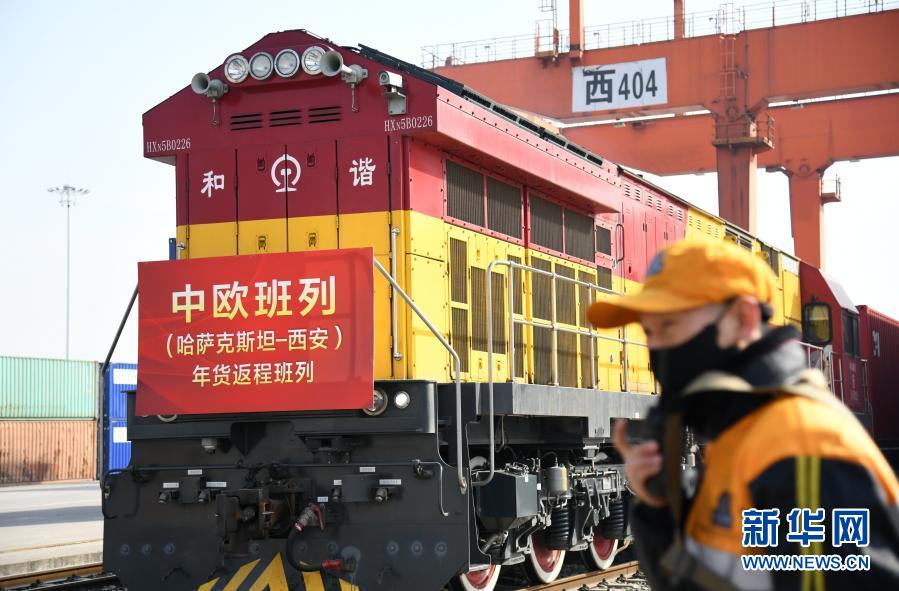 Xi'an : le train de fret Chine-Europe achève son premier voyage transportant des marchandises pour le Nouvel An chinois 2021