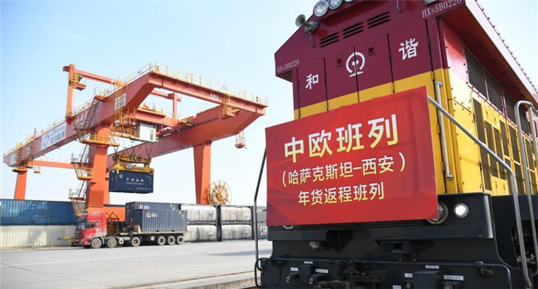 Xi'an : le train de fret Chine-Europe achève son premier voyage transportant des marchandises pour le Nouvel An chinois 2021