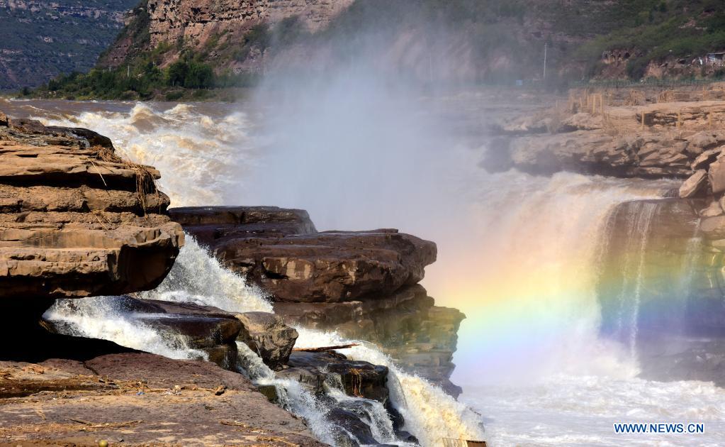 Chine: arc-en-ciel au-dessus de la cascade Hukou