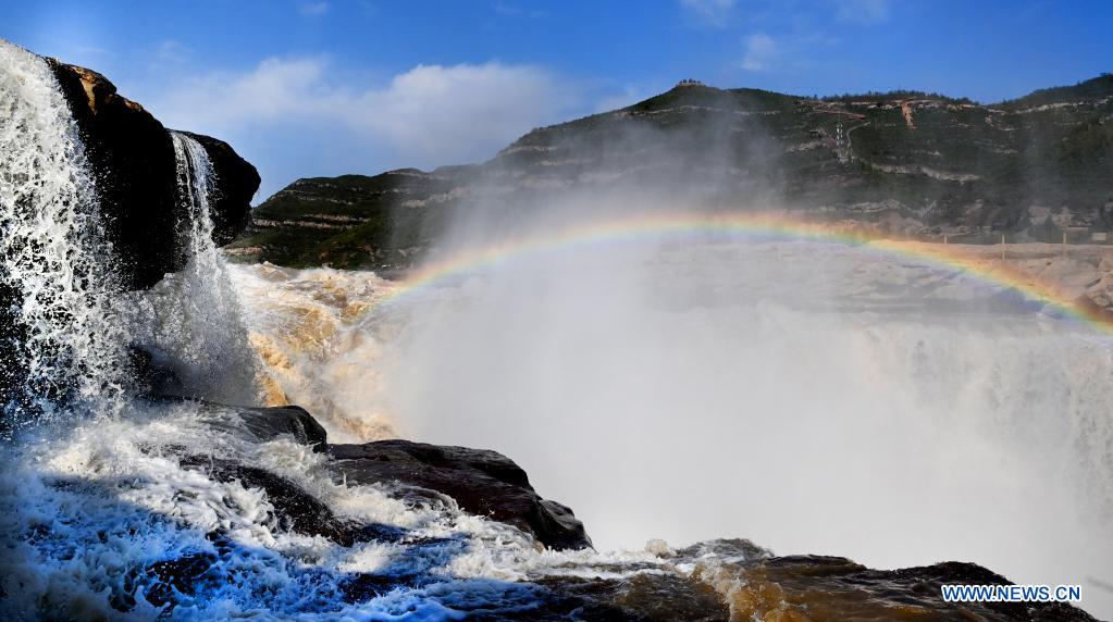 Chine: arc-en-ciel au-dessus de la cascade Hukou