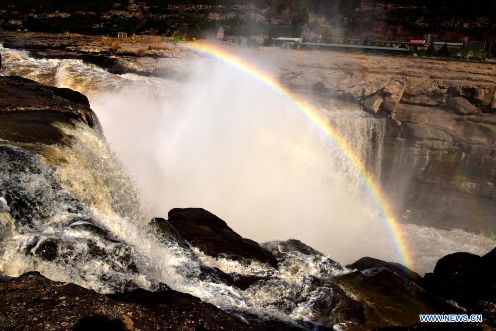 Chine: arc-en-ciel au-dessus de la cascade Hukou