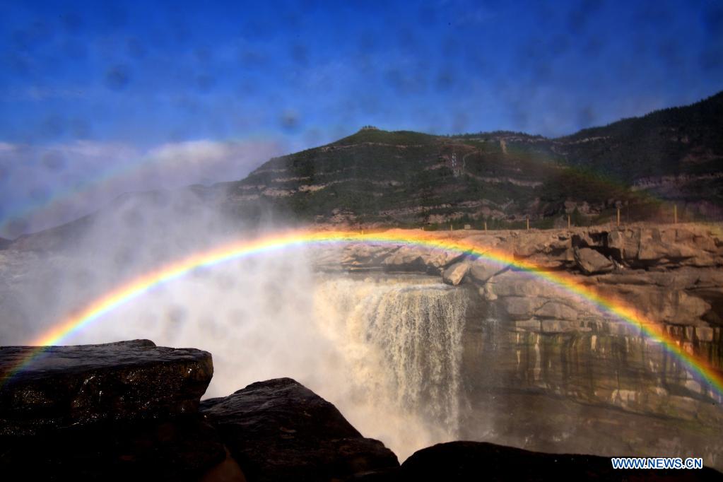 Chine: arc-en-ciel au-dessus de la cascade Hukou