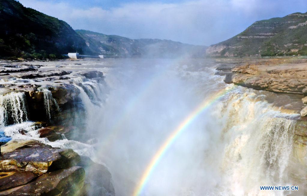 Chine: arc-en-ciel au-dessus de la cascade Hukou