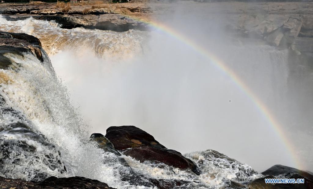 Chine: arc-en-ciel au-dessus de la cascade Hukou