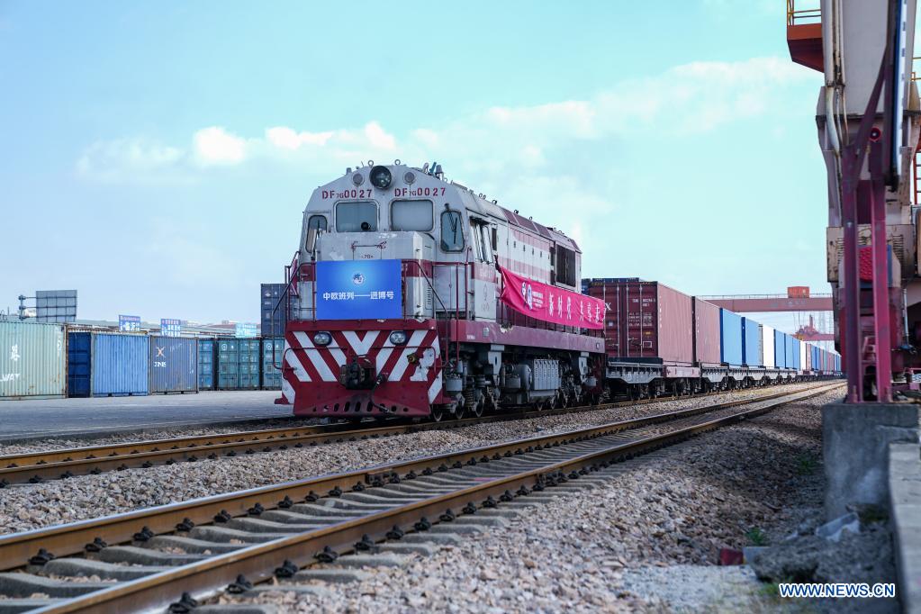 Le premier train de fret Chine-Europe transportant des marchandises pour la CIIE arrive à Shanghai