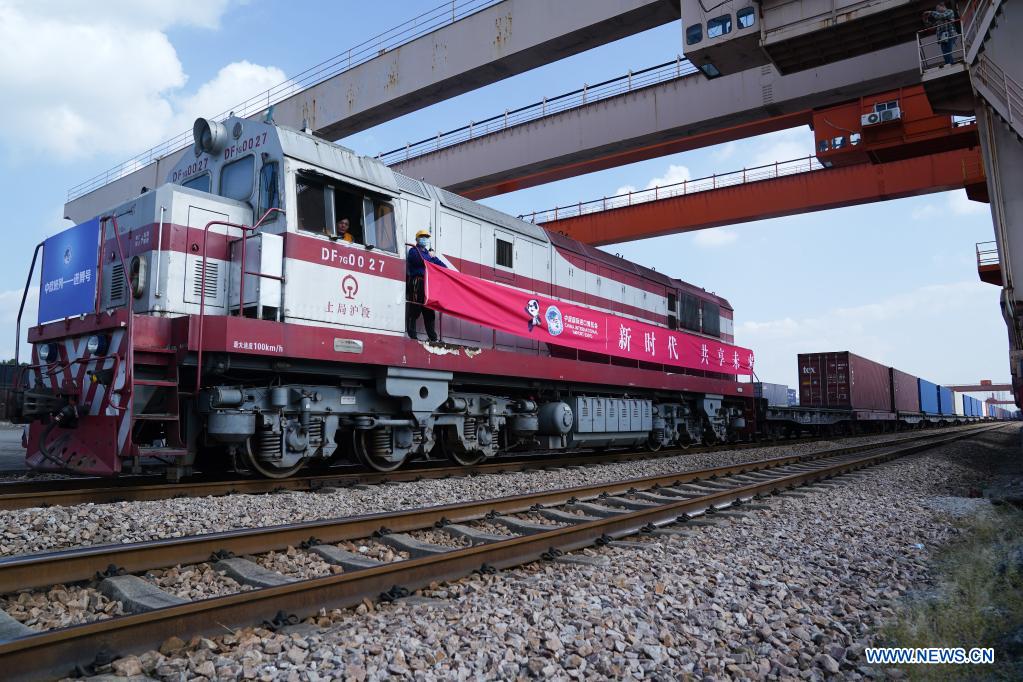 Le premier train de fret Chine-Europe transportant des marchandises pour la CIIE arrive à Shanghai