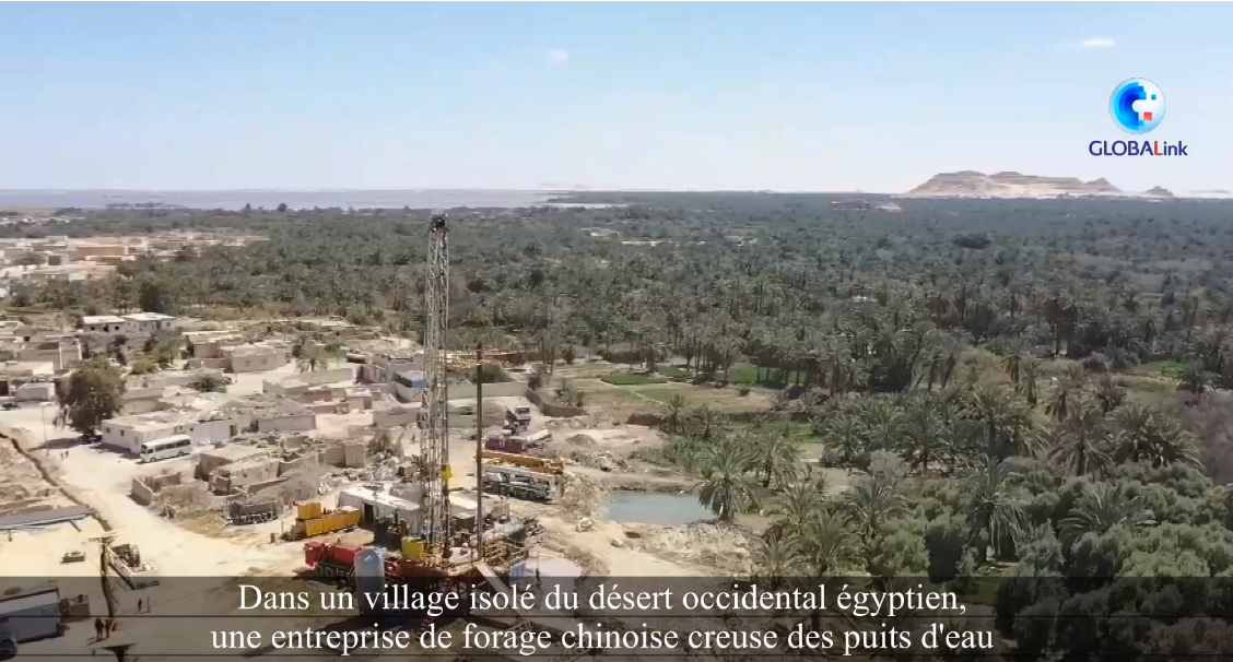 Une entreprise chinoise creuse des puits d'eau profonds pour un village égyptien dans le désert du Sahara