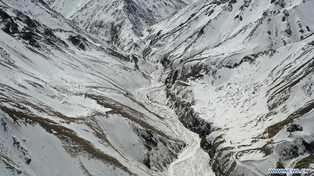 Chine : paysage de montagnes enneigées au Gansu