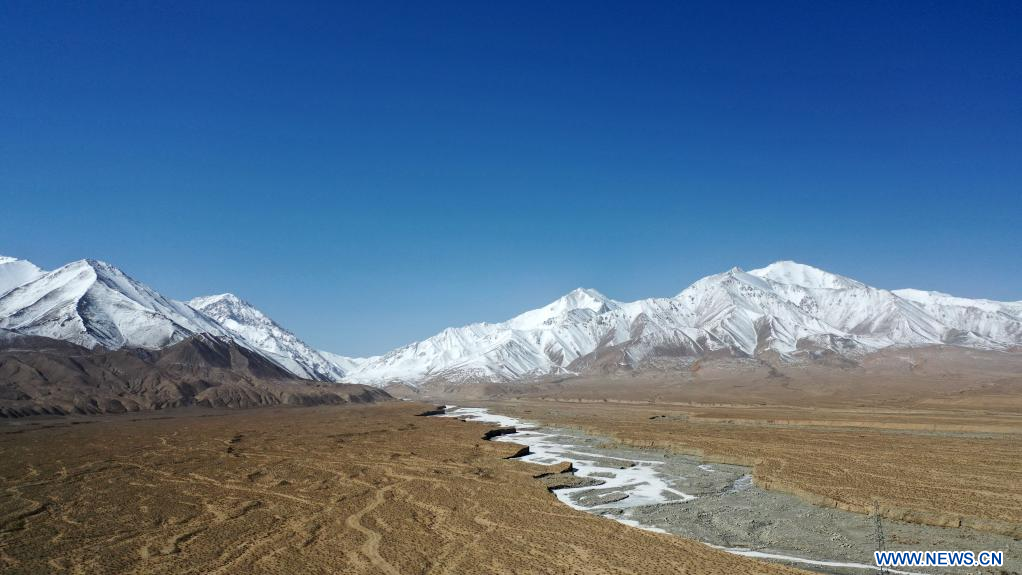 Chine : paysage de montagnes enneigées au Gansu