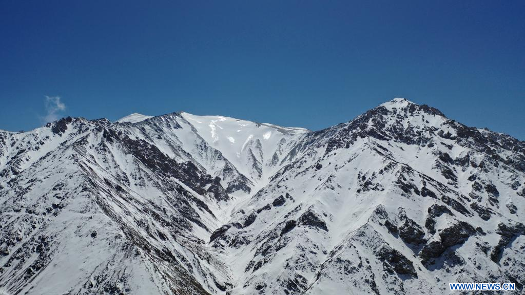 Chine : paysage de montagnes enneigées au Gansu