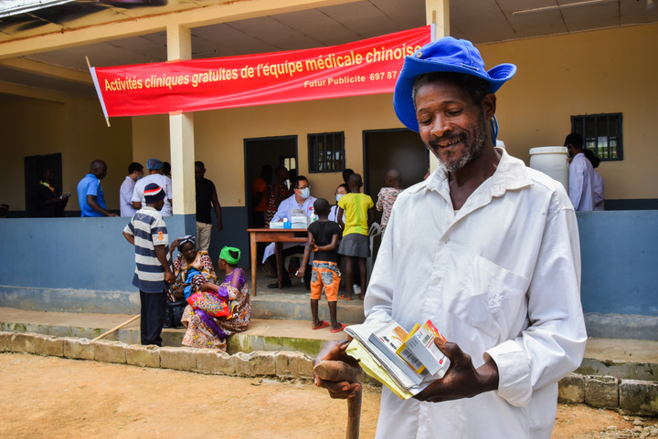 Cameroun : une équipe médicale chinoise fournit une consultation gratuite dans les zones rurales