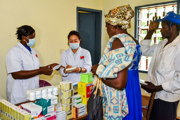 Cameroun : une équipe médicale chinoise fournit une consultation gratuite dans les zones rurales