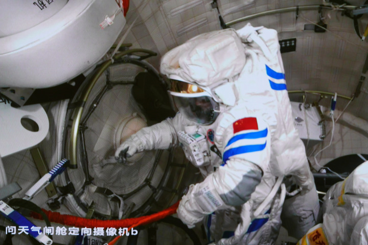 Les astronautes de Shenzhou-14 effectuent des activités extravéhiculaires