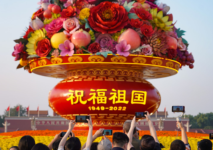 La place Tian'anmen décorée pour la fête nationale