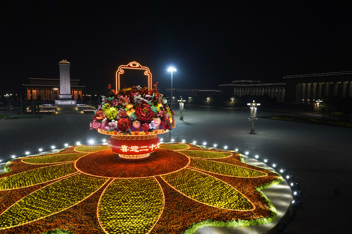 La place Tian'anmen décorée pour la fête nationale