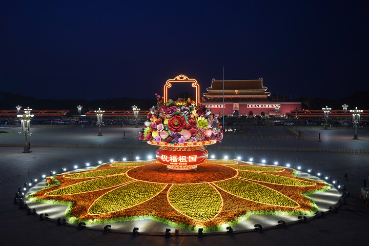 La place Tian'anmen décorée pour la fête nationale