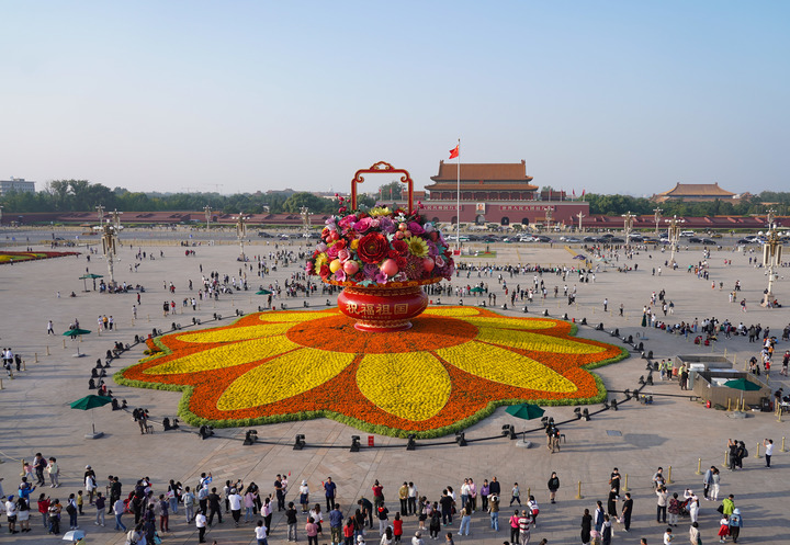 La place Tian'anmen décorée pour la fête nationale