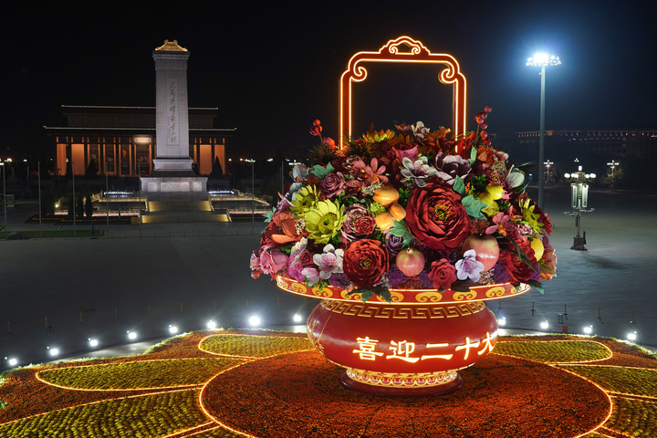 La place Tian'anmen décorée pour la fête nationale