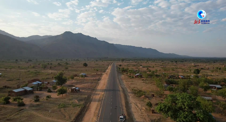 Une route qui conduit à la vie heureuse du jeune Malawite Danny Simbi