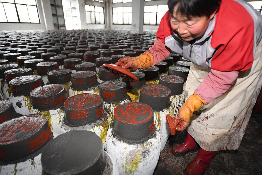 Chine : fabrication du vin de riz de Shaoxing au Zhejiang