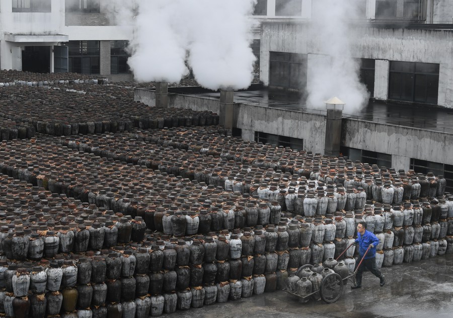 Chine : fabrication du vin de riz de Shaoxing au Zhejiang