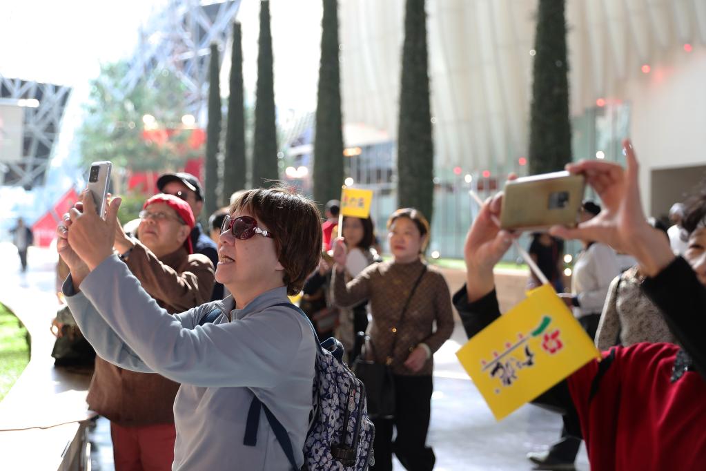 Arrivée à Abou Dhabi du premier groupe de touristes chinois