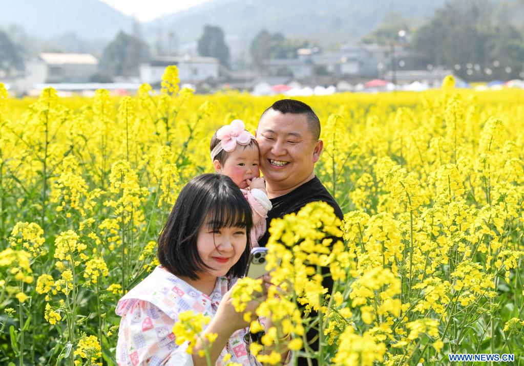 Chine : tourisme de fleurs de colza au Sichuan