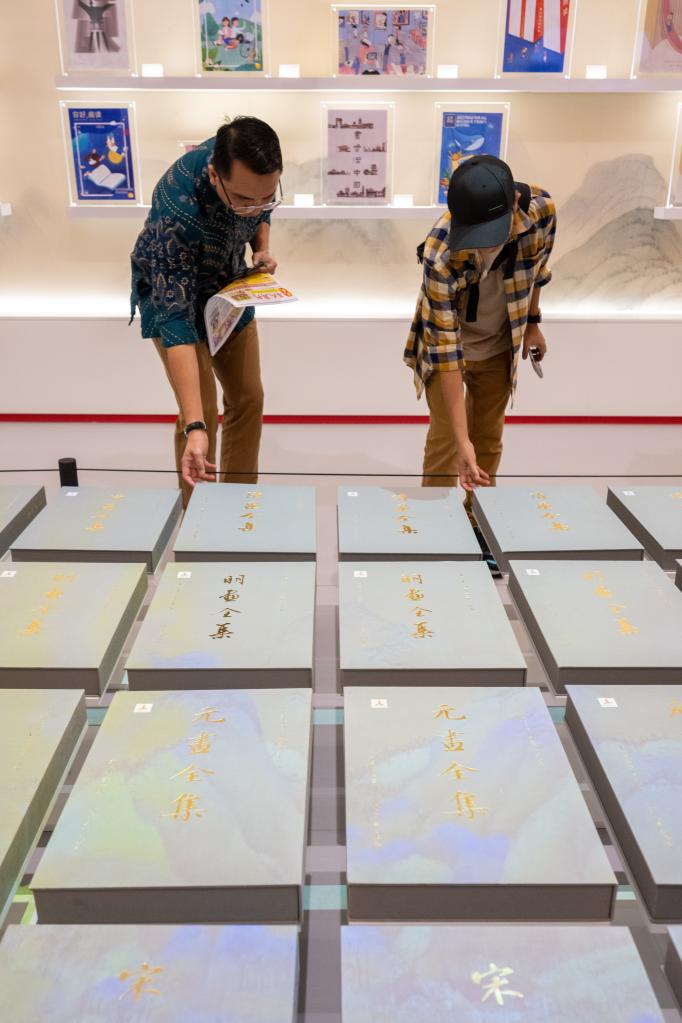 Malaisie : exposition d'anciennes peintures chinoises lors de la 40e Foire internationale du livre de Kuala Lumpur