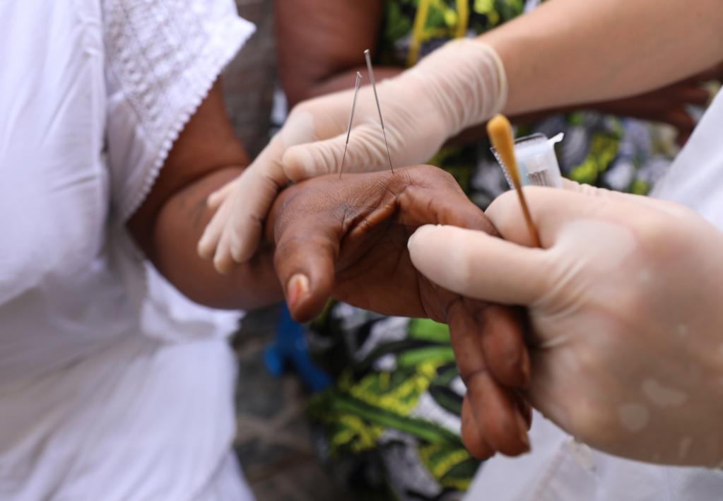 Guinée équatoriale : un orthopédiste de l'équipe médicale chinoise traite des patients locaux