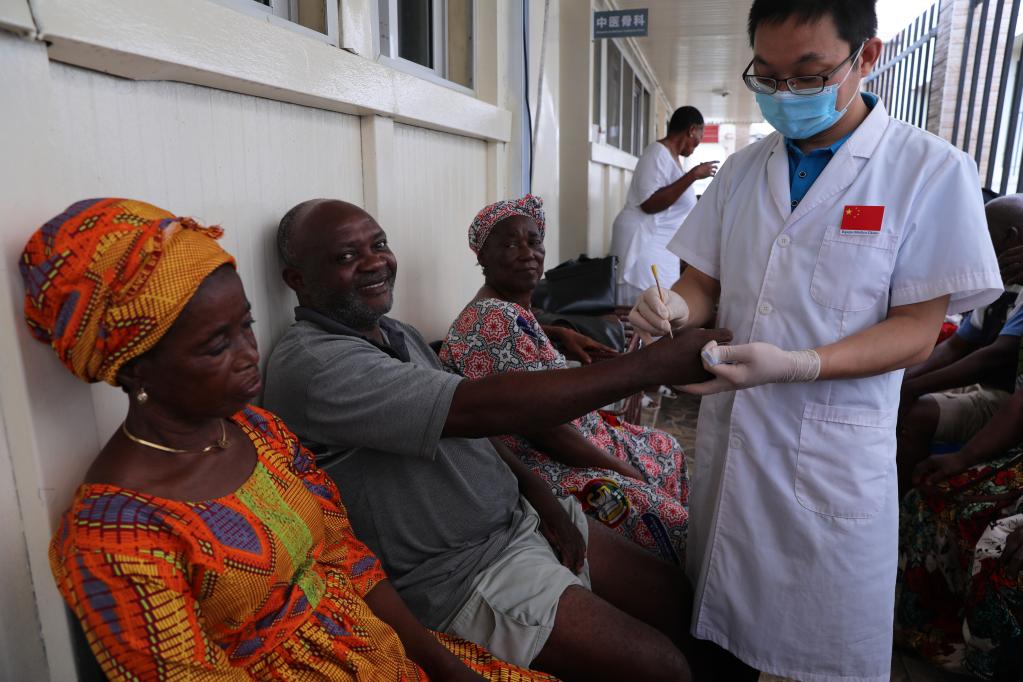 Guinée équatoriale : un orthopédiste de l'équipe médicale chinoise traite des patients locaux