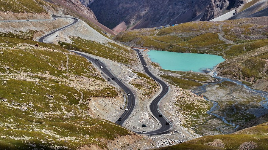 Chine : paysage le long de la route Duku au Xinjiang