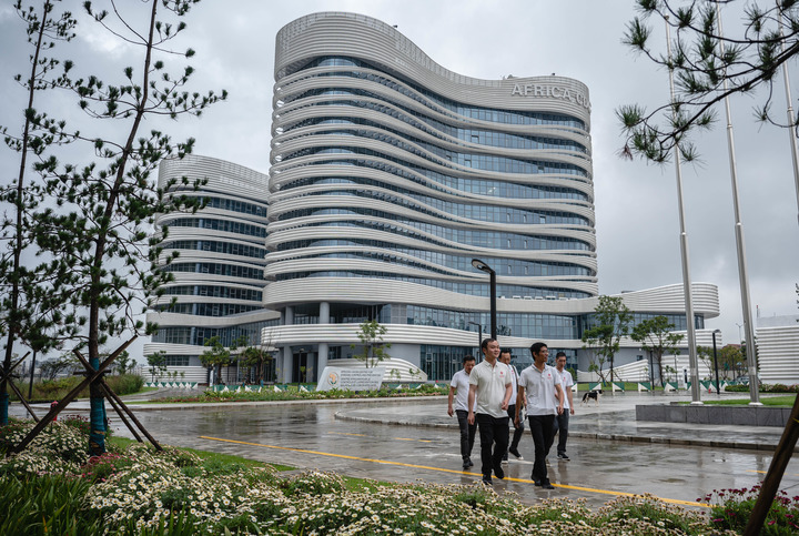Une équipe technique chinoise travaille au siège du CDC Afrique