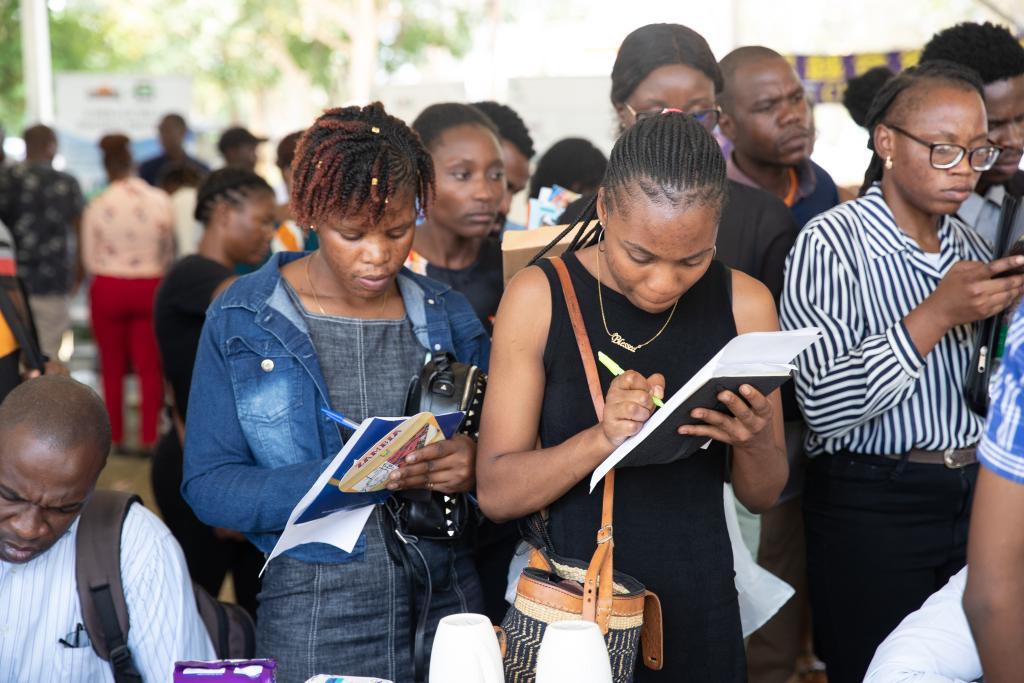 Des entreprises chinoises organisent un salon de l'emploi à Lusaka