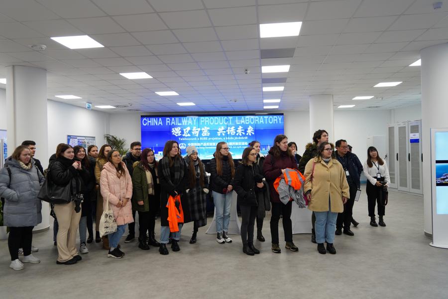 Hongrie : étudiants et professeurs invités à une journée d'ouverture du chemin de fer Hongrie-Serbie