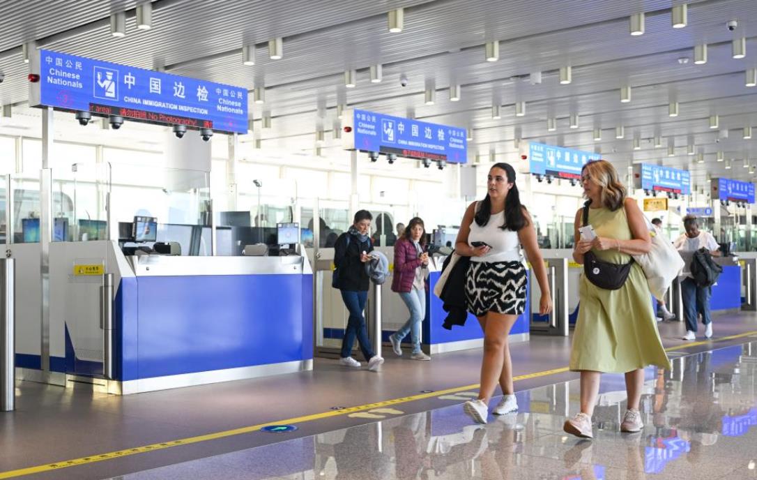 Des touristes étrangers arrivent au Port international de croisières de Tianjin