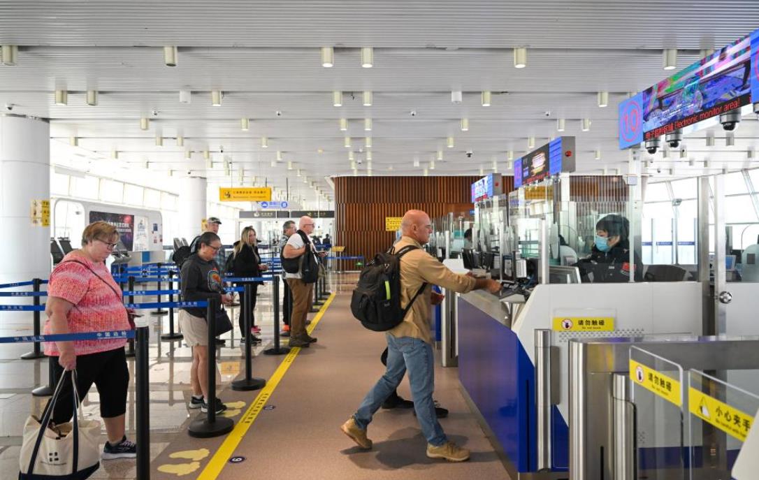 Des touristes étrangers arrivent au Port international de croisières de Tianjin