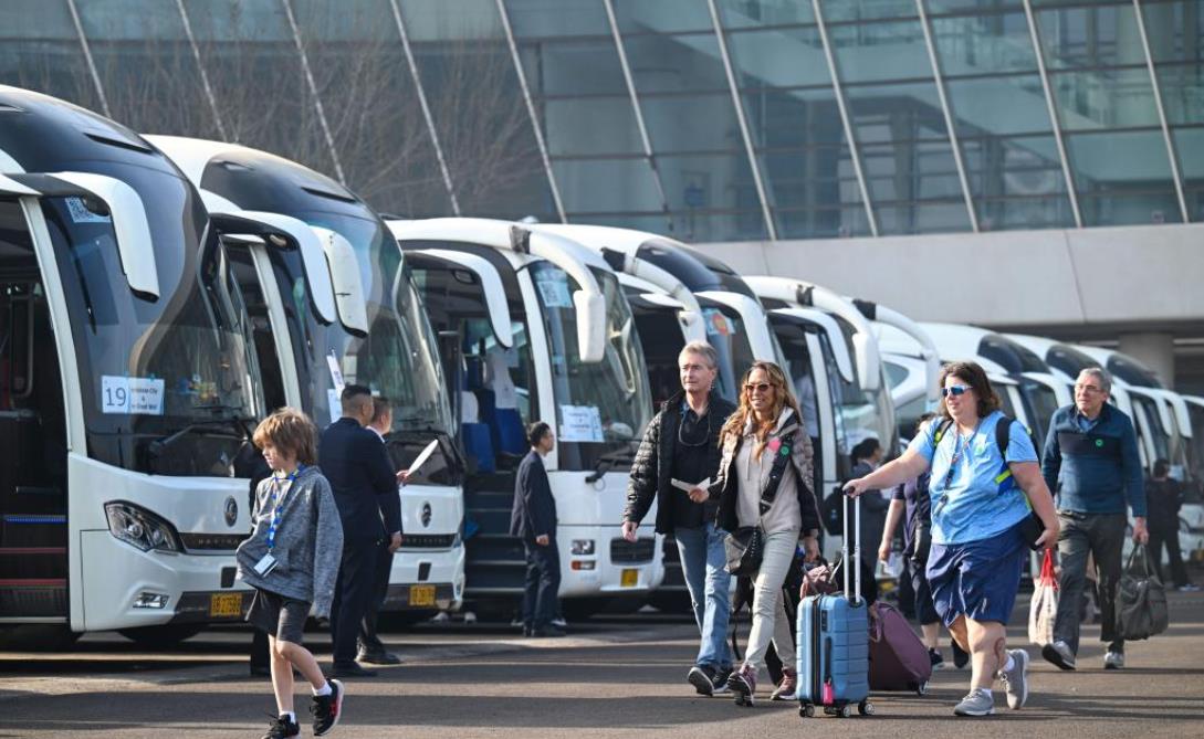 Des touristes étrangers arrivent au Port international de croisières de Tianjin